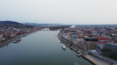 Budapeşte şehrinin silueti üzerinde Tuna Nehri boyunca Zincir Köprüsü ile panoramik bir manzara. Macaristan 'ın tarihi binaları ve ünlü simgeleri ile başkentinin mimarisi