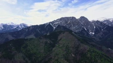 Giewont Zirvesi 'nin Tatra dağlarındaki havadan görüntüsü. Sabah gökyüzüne karşı dağ sıraları olan panoramik bir manzara. Seyahat konsepti