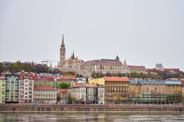 Budapeşte 'nin Tuna Nehri boyunca uzanan siluetinin panoramik manzarası. Macaristan 'ın tarihi binaları ve ünlü simgeleri ile başkentinin mimarisi