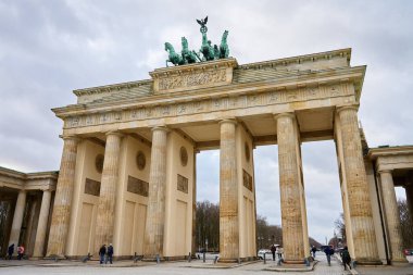 Berlin 'deki Brandenburg Kapısı. Almanya 'nın tarihi mimari simgesi. Turistler için turistik yerler. Berlin, Almanya - 24 Ocak 2024