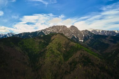 Giewont Zirvesi 'nin Tatra dağlarındaki havadan görüntüsü. Sabah gökyüzüne karşı dağ sıraları olan panoramik bir manzara. Seyahat konsepti