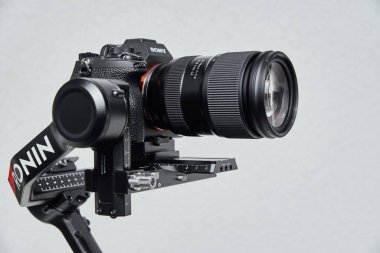 Sony kamera DJI RS4 dinamiğine monte edildi. Kamera stabilizasyon teknolojisi. Elektronik Steadicam DJI. Video çekim ekipmanları