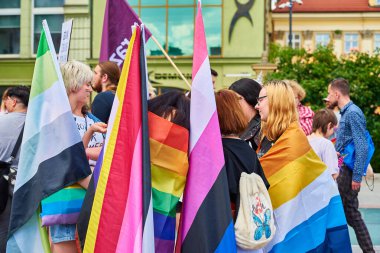 İnsanlar LGBT geçit töreninde eğleniyor. İnsanlar renkli gökkuşağı bayraklarıyla gururla yürüyorlar