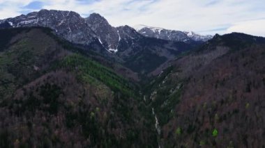 Giewont Zirvesi 'nin Tatra dağlarındaki havadan görüntüsü. Sabah gökyüzüne karşı dağ sıraları olan panoramik bir manzara. Seyahat konsepti