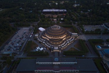 Wroclaw, Polonya 'daki Centennial Hall. Hala Stulecia 'daki multimedya çeşmesinin yanında dinlenen insanların hava görüntüsü