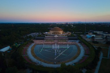 Wroclaw, Polonya 'daki Centennial Hall. Hala Stulecia 'daki multimedya çeşmesinin yanında dinlenen insanların hava görüntüsü