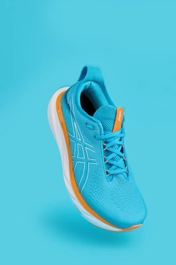 Tek mavi Asics Jel-Nimbus 25 spor ayakkabısı. Modaya uygun minimalizm konsepti. Uçan ayakkabılar