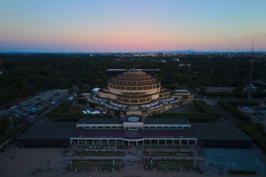 Wroclaw, Polonya 'daki Centennial Hall. Hala Stulecia 'daki multimedya çeşmesinin yanında dinlenen insanların hava görüntüsü