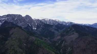 Giewont Zirvesi 'nin Tatra dağlarındaki havadan görüntüsü. Sabah gökyüzüne karşı dağ sıraları olan panoramik bir manzara. Seyahat konsepti