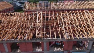Yeni ev yapım aşamasında, ahşap kiriş sistemi çatı oluşturuyor. İnşaat projesinin süreci.