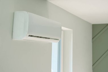 Klima bakımı. Erkek teknisyen oturma odasındaki iklim sistemini tamir ediyor. İnsan saç kreminin filtrelerini temizliyor.