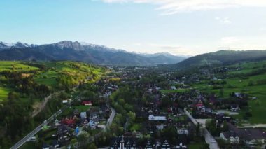 Gün batımında Tatra dağları ve Zakopane kasabasının hava manzarası. Köyün yakınındaki dağ sıraları ve yeşil vadilerle panoramik bir manzara. Giewont, Polonya 'ya Bakış