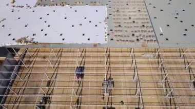 İnşaat alanının havadan görüntüsü. Depo inşaatı devam ediyor. Çelik iskelet yapısı ve çatı kirişli endüstriyel bina monte ediliyor. Lojistik için altyapı
