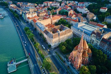 Budapeşte çatılarında panoramik manzara. Macaristan 'ın tarihi binaları ve ünlü simgeleriyle havadan görünüşü