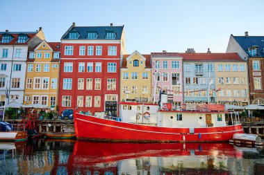 Kopenhag 'daki Nyhavn Limanı. Danimarka 'nın ünlü turistik mekanı. Nyhavn rıhtımında renkli tarihi binaları ve tekneleri var. İskandinav ülkesinde seyahat etmek. Kopenhag, Danimarka - 26 Haziran 2024