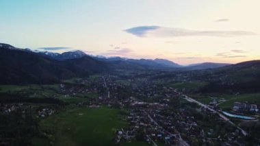 Gün batımında Tatra dağları ve Zakopane kasabasının hava manzarası. Köyün yakınındaki dağ sıraları ve yeşil vadilerle panoramik bir manzara. Giewont, Polonya 'ya bakın. Seyahat konsepti