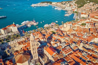 Hırvatistan 'ın Split kentinin hava manzarası. Limanı olan bir sahil turistik şehri manzarası. Adriyatik Denizi yakınlarındaki tarihi kırmızı çatılı eski kasaba