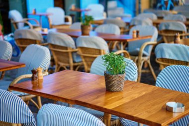 Sabahları sokak kafesi. Boş açık teras, sandalyeler ve saksı bitkileri. Avrupa 'da ziyaretçi bekleyen masalı teras