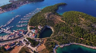 Sahil kasabası ve yatları olan deniz manzarası. Adriyatik Denizi 'ndeki adalar arasında yaz tatili için turistik şehir. Hırvatistan 'ın Rogoznica kentinde marina Frapa ve Ejderha Gözü gölünün panoramik manzarası