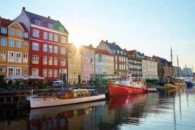 Kopenhag 'daki Nyhavn Limanı. Danimarka 'nın ünlü turistik mekanı. Nyhavn rıhtımında renkli tarihi binaları ve tekneleri var. İskandinav ülkesinde seyahat etmek. Kopenhag, Danimarka - 26 Haziran 2024