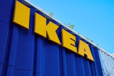 IKEA mağazasının dış cephesinde açık mavi gökyüzünün altında modern ticari bina cephesinde kalın sarı harfler var. Şehirdeki çok uluslu şirketin logosu. Kopenhag, Danimarka - 25 Haziran 2024