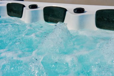 Jakuzide kafalık ile kaynayan suyu yakından çek. Jakuzide rahatlatıcı ve rahatlatıcı spa deneyimi için mavi su