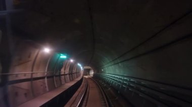 Metro tünelinde sürücüsüz hareket eden ilk otomatik tren görüntüsü. Kopenhag 'da yeraltı metrosu. Modern Avrupa şehrinin ulaşım sistemi