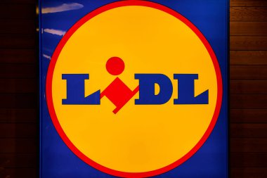 Lidl logosunun içinde ahşap duvar panelleri var. Alman global indirim süpermarket zinciri. Kopenhag, Danimarka - 26 Haziran 2024