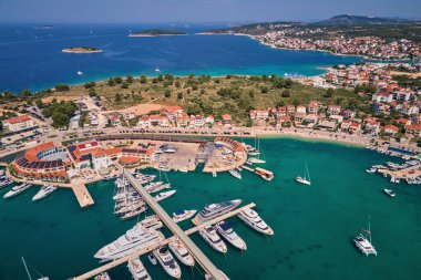 Turistik şehirde liman manzarası ve demirli yatlar. Hırvatistan 'ın Rogoznica kentindeki Marina Frapa. Adriyatik Denizi 'ndeki sahil manzarası. Seyahat kavramı