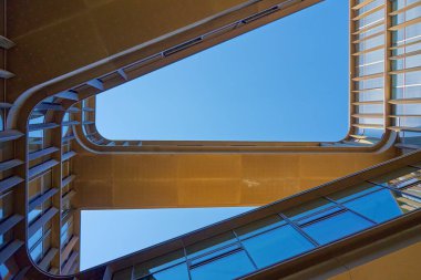 Mimari elementlerle birlikte geometrik bileşim. Modern binanın dışı mavi gökyüzüne karşı. Minimalist sokak mimarisi