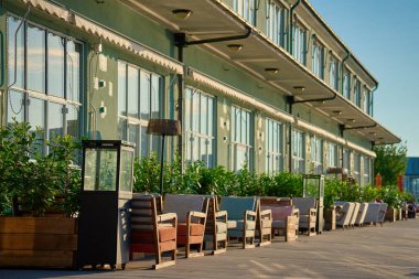 Sabahları sokak kafesi. Boş açık teras, sandalyeler ve saksı bitkileri. Avrupa 'da ziyaretçi bekleyen masalı teras