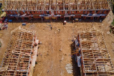 Yeni ev yapım aşamasında, ahşap kiriş sistemi çatı oluşturuyor. İnşaat projesinin süreci.