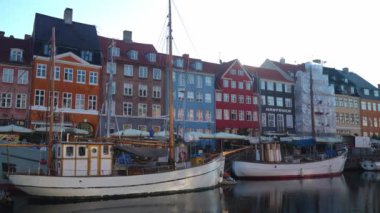 Kopenhag 'daki Nyhavn Limanı. Danimarka 'nın ünlü turistik mekanı. Nyhavn rıhtımında renkli tarihi binaları ve tekneleri var. İskandinav ülkesinde seyahat