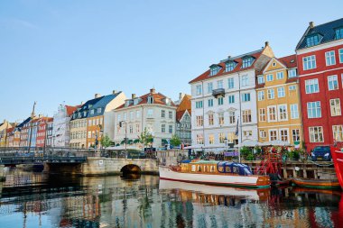 Kopenhag 'daki Nyhavn Limanı. Danimarka 'nın ünlü turistik mekanı. Nyhavn rıhtımında renkli tarihi binaları ve tekneleri var. İskandinav ülkesinde seyahat etmek. Kopenhag, Danimarka - 26 Haziran 2024