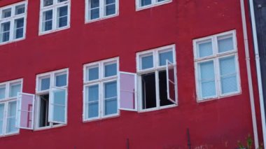 Açık pencereli renkli tarihi binaların dışı. Nyhavn Limanı, Kopenhag 'daki ünlü evlerin cephesi