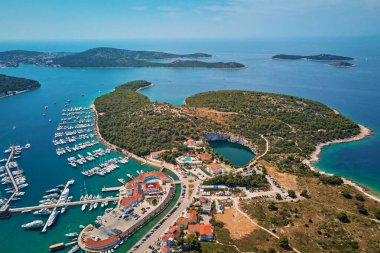 Sahil kasabası ve yatları olan deniz manzarası. Adriyatik Denizi 'ndeki adalar arasında yaz tatili için turistik şehir. Hırvatistan 'ın Rogoznica kentinde marina Frapa ve Ejderha Gözü gölünün panoramik manzarası