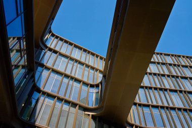 Mimari elementlerle birlikte geometrik bileşim. Modern binanın dışı mavi gökyüzüne karşı. Minimalist sokak mimarisi