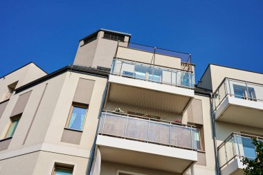 Çok katlı apartmanın dış tarafı. Yaz günü balkonlu apartman cephesi. Avrupa 'da modern konut mimarisi