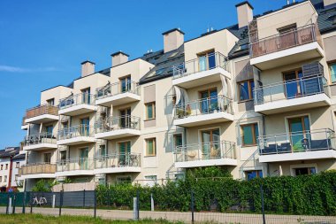 Güneşli bir günde balkonları ve yeşil ağaçları olan modern bir apartman. Wroclaw, Polonya 'da bir yerleşim yeri. Gayrimenkul kredisi