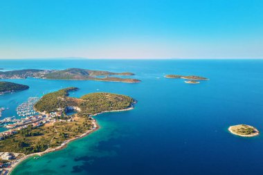 Yeşillik ve hava manzarasıyla kaplı denizdeki adalar. Yaz tatili için turistik bir yer. Hırvatistan 'ın Dalmaçya bölgesindeki Rogoznica kasabası yakınlarındaki Adriyatik kıyı şeridinin panoramik manzarası