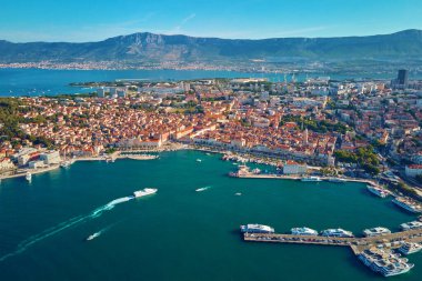 Hırvatistan 'ın Split kentinin hava manzarası. Arkasında dağlar olan kıyı turistik kenti şehir manzarası. Adriyatik Denizi yakınlarındaki tarihi kırmızı çatılı eski kasaba