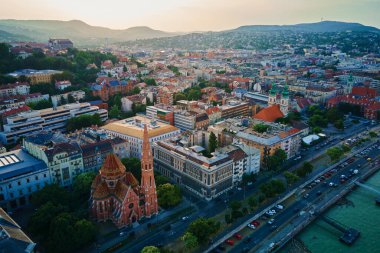Budapeşte 'nin panoramik manzaralı çatıları var. Konut binaları ve şehir sokaklarıyla Macaristan 'ın havadan görünüşü