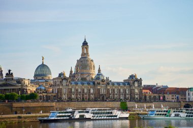 Yaz günü Elbe Nehri 'ne yanaşan yolcu gemileriyle Dresden Panoraması Güzel Sanatlar ve Katedral Akademisi yakınlarında. Dresden, Almanya - 4 Mayıs 2024