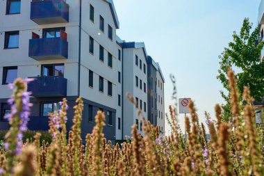 Güneşli yaz günlerinde açık hava tesisleri olan modern apartman kompleksi. Çağdaş emlak mimarisi