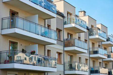 Çok katlı apartmanın dış tarafı. Yaz günü balkonlu apartman cephesi. Avrupa 'da modern konut mimarisi