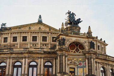 Dresden, Almanya 'da Semperoper Opera Binası. Tarihi yapıya sahip Alman mimarisi