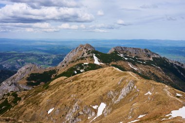 Bulutlu gökyüzünün altında dağ zirvesine çıkan engebeli yürüyüş yolu. Polonya, Zakopane 'deki Tatra dağları. Giewont dağ zirvesi. Doğal manzara.