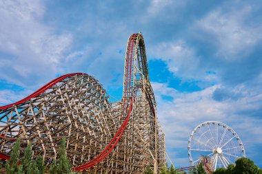 Lunaparktaki lunaparkta hız treni eğlencesi. Yaz tatilinde eğlence.