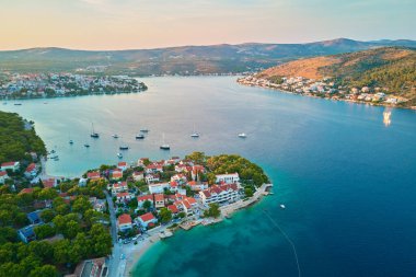 Denizdeki adalar yemyeşil, evler ve havadan manzarayla kaplıdır. Yaz tatili için turistik bir yer. Hırvatistan 'ın Dalmaçya bölgesindeki Rogoznica kasabası yakınlarındaki Adriyatik kıyı şeridinin panoramik manzarası