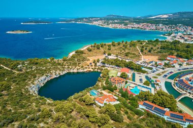 Hırvatistan 'ın Rogoznica kentindeki Marina Frapa yakınlarındaki Ejderha Gözlü Gölü' nün havadan görünüşü. Sahil kasabası ve yatları olan deniz manzarası. Adriyatik Denizi 'nde yaz tatili için turistik şehir